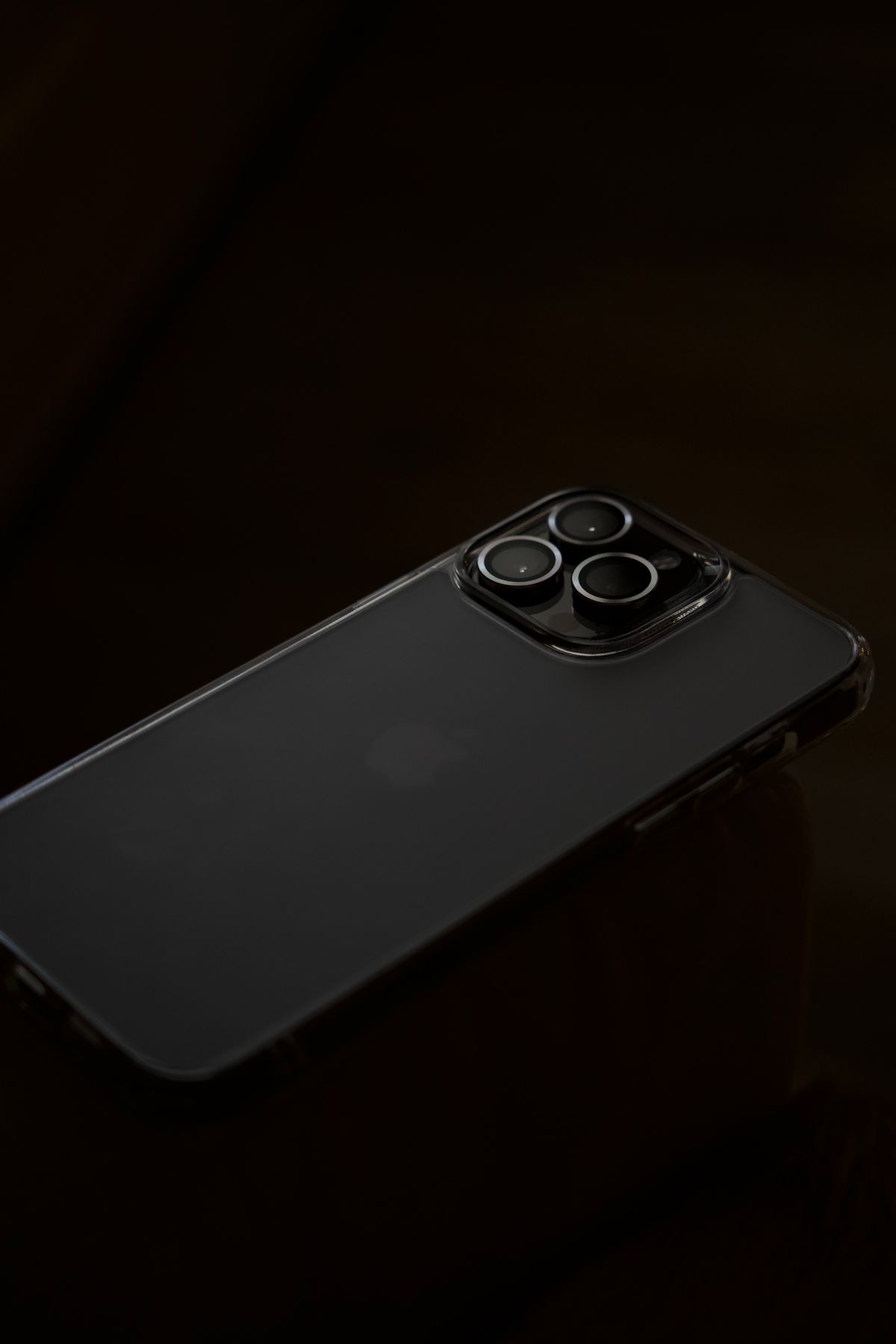 Gros plan photographique du dos d’un iPhone noir et de ses trois objectifs